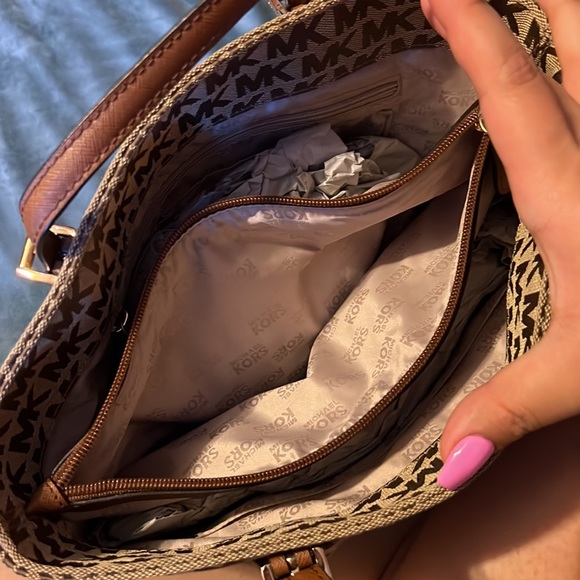 Michael Kors purse - Picture 4 of 6